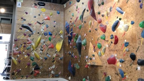 福岡県のクライミング施設「モノ クライミングスタジオ 博多店」